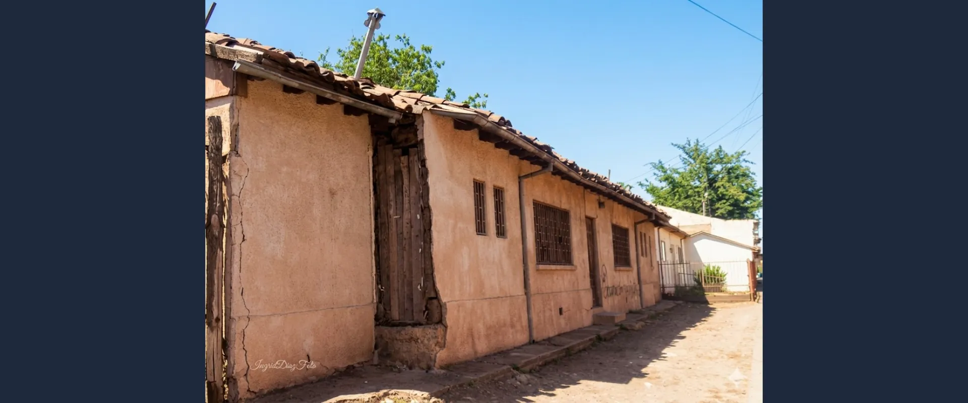 Casa de adobe antigua - Color IA